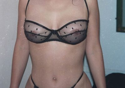 En kvinna som tänder på uniformer